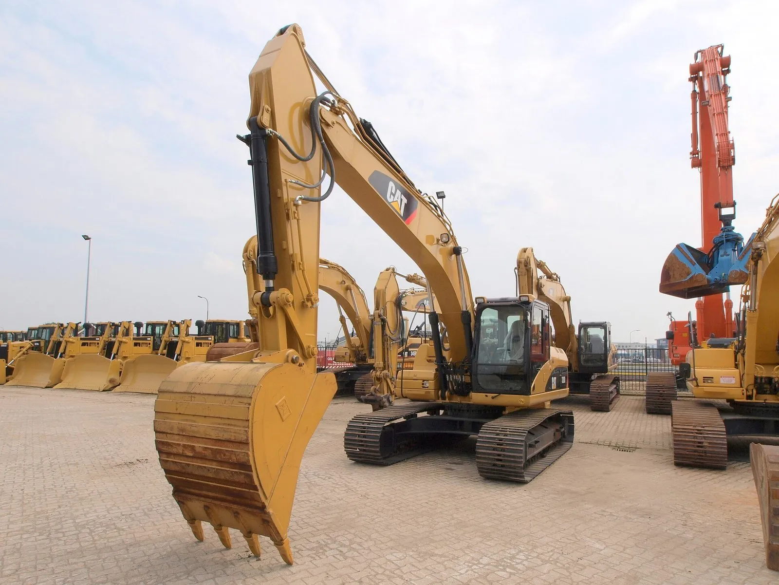 Экскаватор гусеничный Caterpillar 320D 2014 г.