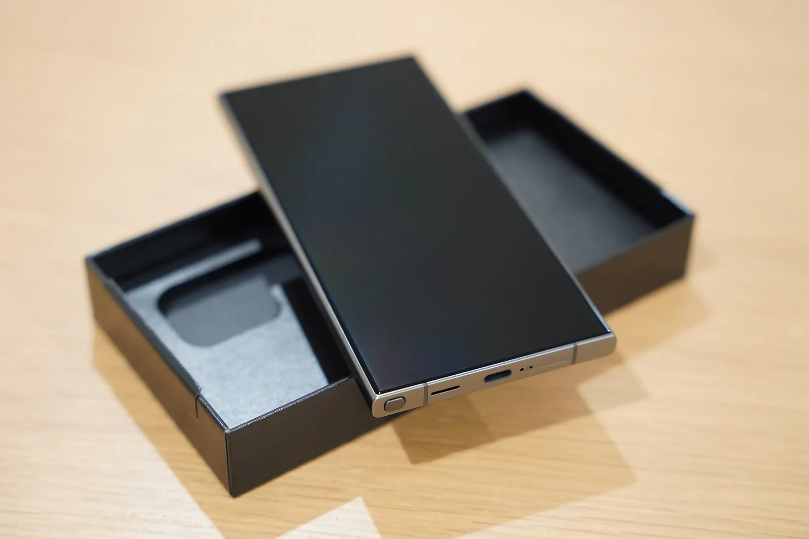 Samsung Galaxy S24 Ultra 12/256 ГБ, Titanium Gray — 3 фотоның 2-сі