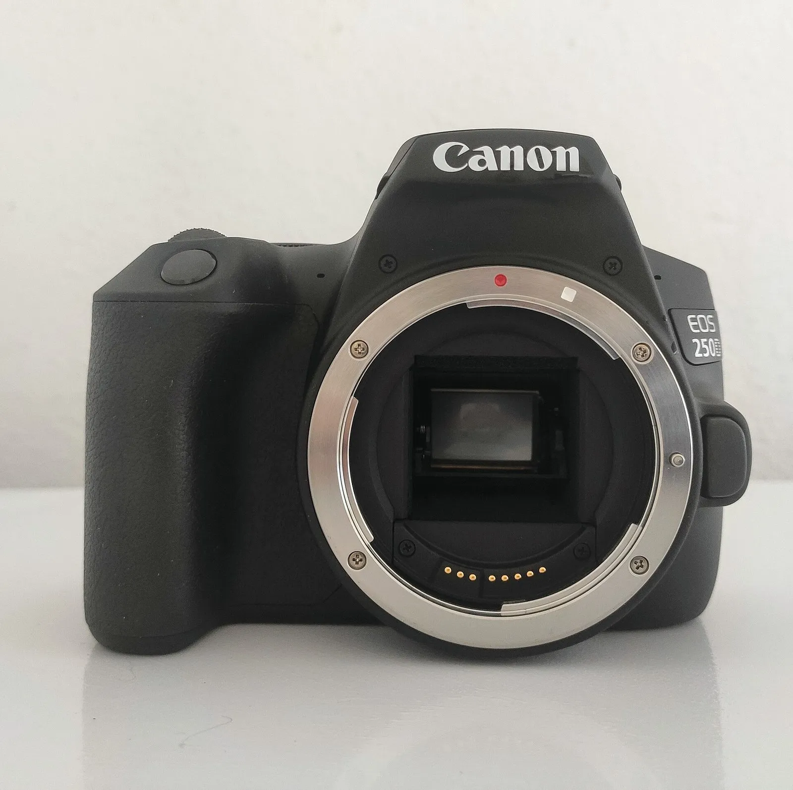 Canon EOS 250D kit 18-55 мм, пробег 9 тыс.