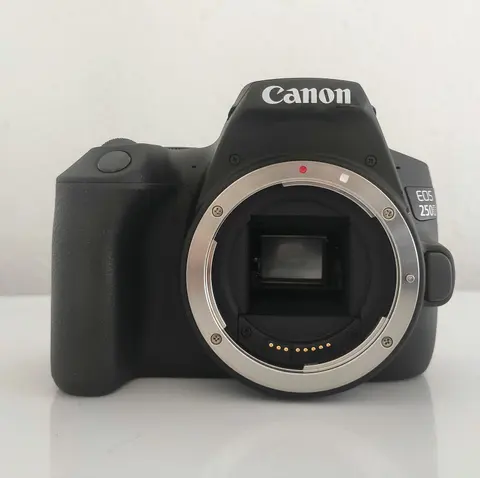 Canon EOS 250D kit 18-55 мм, пробег 9 тыс.