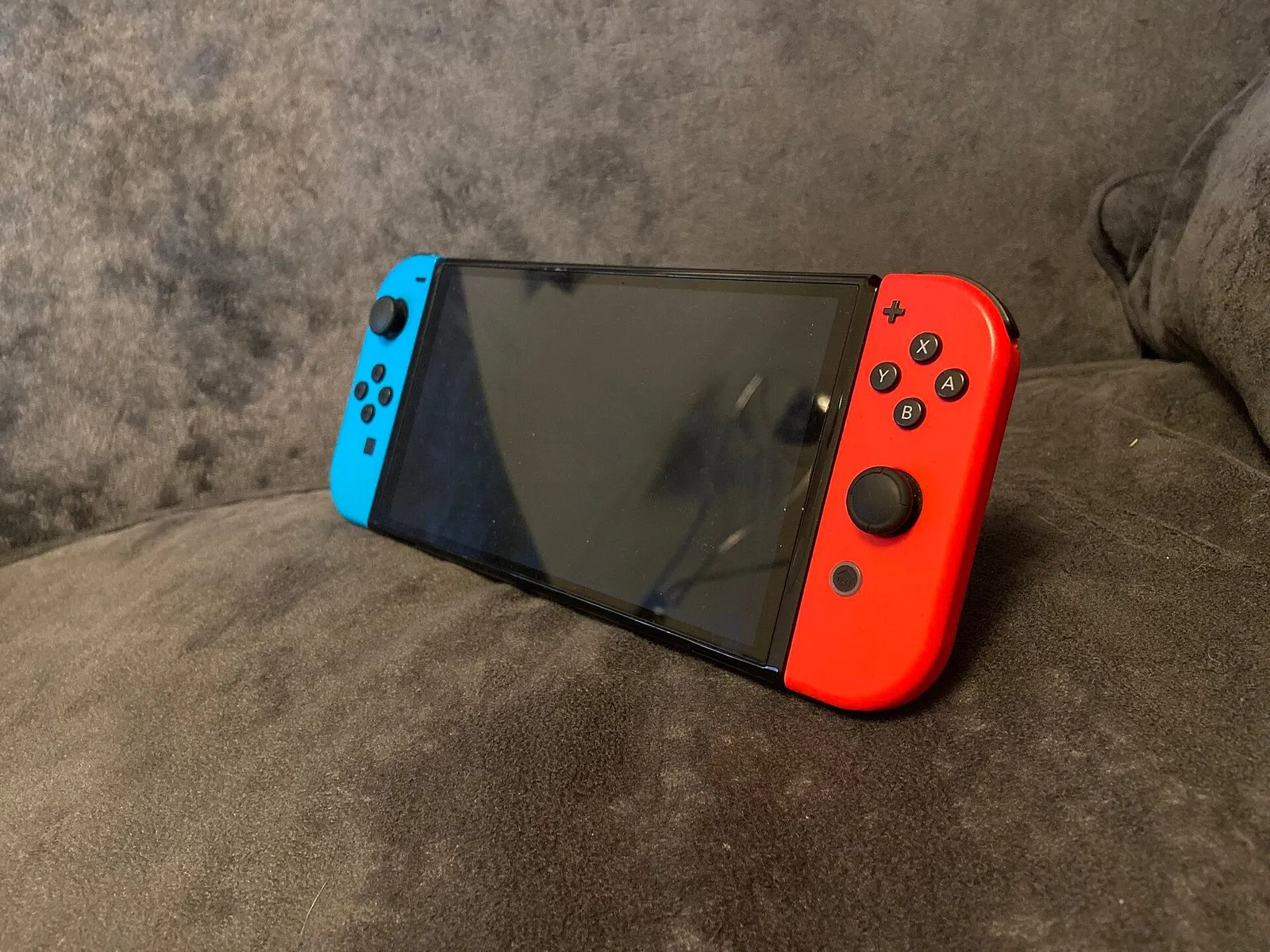 Nintendo Switch OLED, белая, чехол и 3 игры — Фото 2 из 4