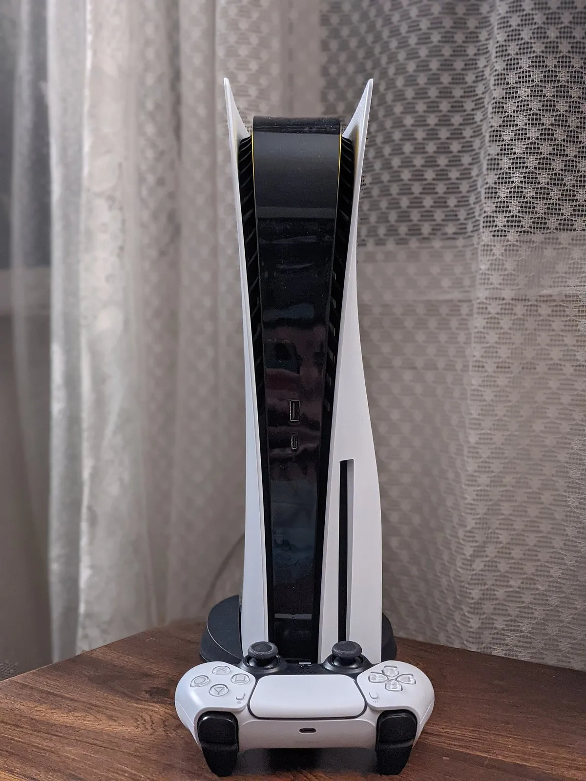 PlayStation 5 Slim с дисководом, 1 ТБ, 2 геймпада — Фото 2 из 5