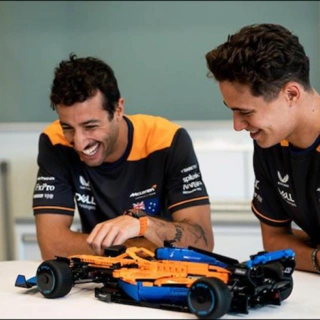 Конструктор LEGO Гоночный автомобиль McLaren Formula 1 42141 / 1431 деталь