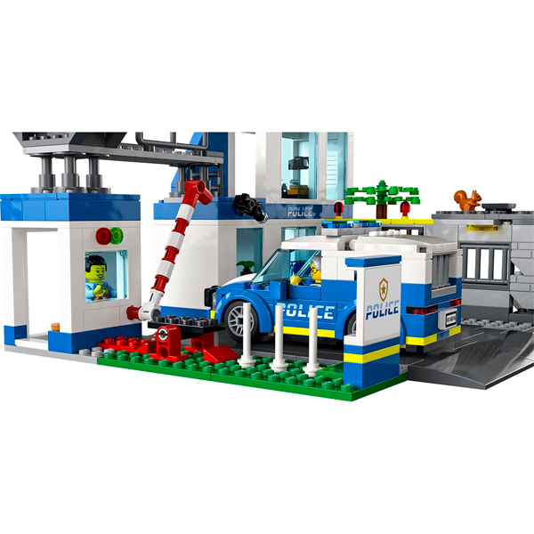 Конструктор LEGO Полицейский участок CITY 60316 / 668 деталей