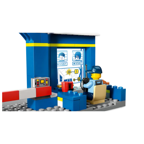 Конструктор LEGO City Преследование на полицейском участке (60370) / 171 деталь - фото 3