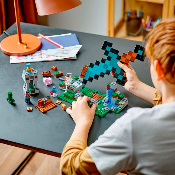 Конструктор LEGO Minecraft Форпост с мечом 21244 / 427 деталей - фото 4