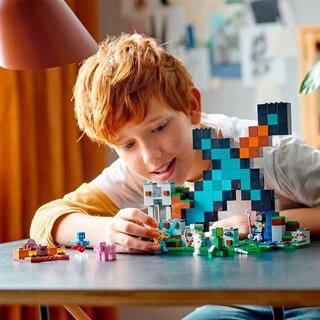 Конструктор LEGO Minecraft Форпост с мечом 21244 / 427 деталей