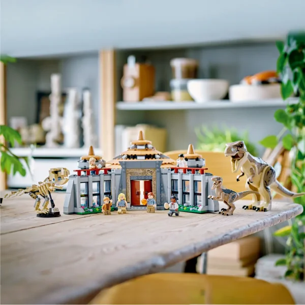Конструктор LEGO Jurassic Park Центр посетителей: Атака тиранозавра и раптора 76961 / 693 деталей - фото 6