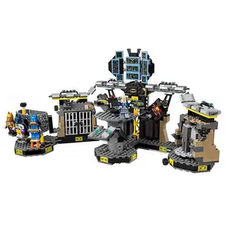 Конструктор Lego Batman Movie: Бэтмен Нападение на Бэтпещеру 70909