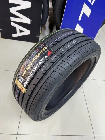 Yokohama Advan dB v551V 235/45 R18 94 W без шипов 