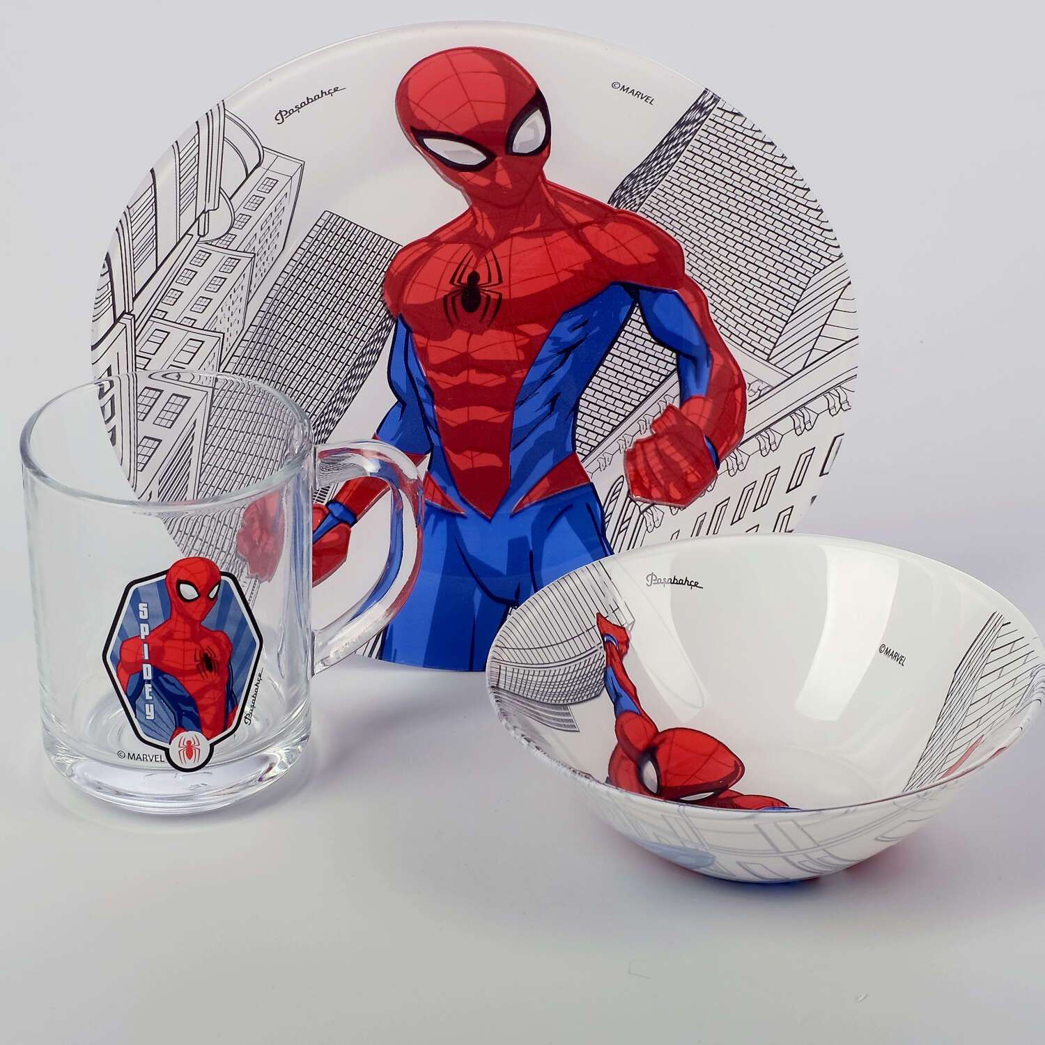 посуды человек. мужчина и женщина моют посуду. посуды человек. девушка с чистой посудой. девушка с бытовой техникой.