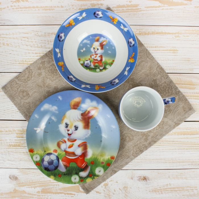 Набор детской посуды "Заяц-футболист", 3 предмета: кружка 230 мл, миска 400 мл, тарелка 18 см 