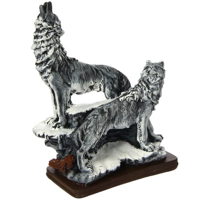 статуэтка "волк". статуэтка "волк". бронзовая фигурка волка. сувенир волк. волк с подарком.