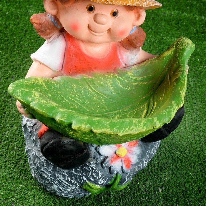 Садовая фигура "Девочка на камне с листом" 55х38 см 