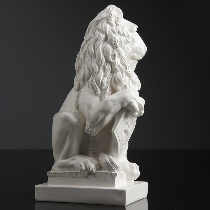 Фигура "Лев со щитом" белый 10х7х21 см 