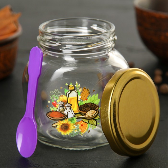 Соленая вода в банке. Поваренная соль. Баночка для специй с ложечкой. Соль в ложке на белом фоне. Стеклянная баночка с ложечкой.