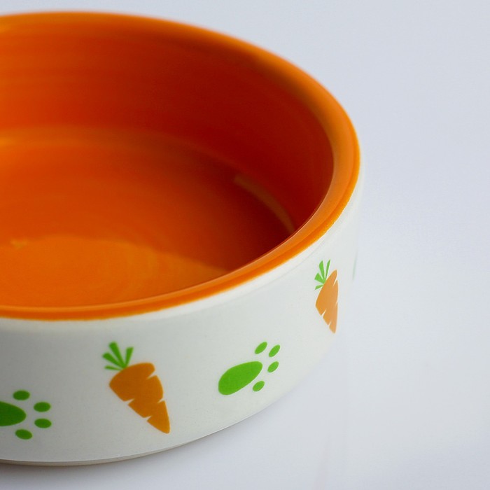 Миска керамическая для грызунов двухцветная с морковками, 8,8 х 8,8 х 3 см, оранжево-белая 