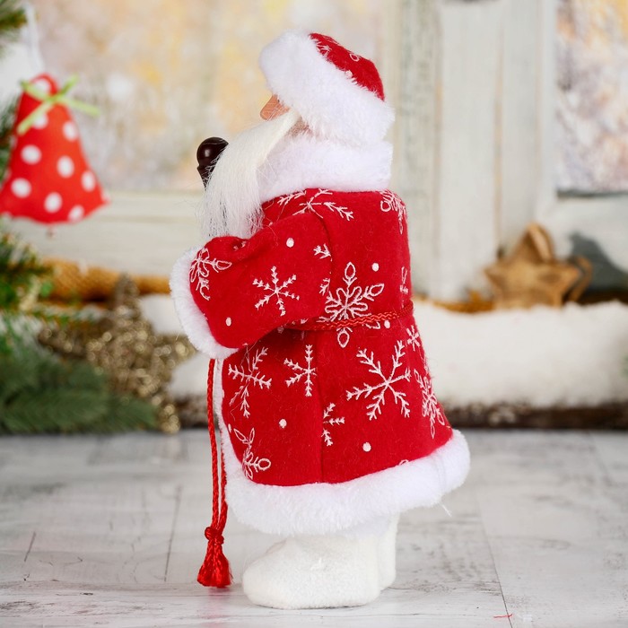 Дед Мороз, в красной шубе и валенках, с посохом, без музыки, двигается 