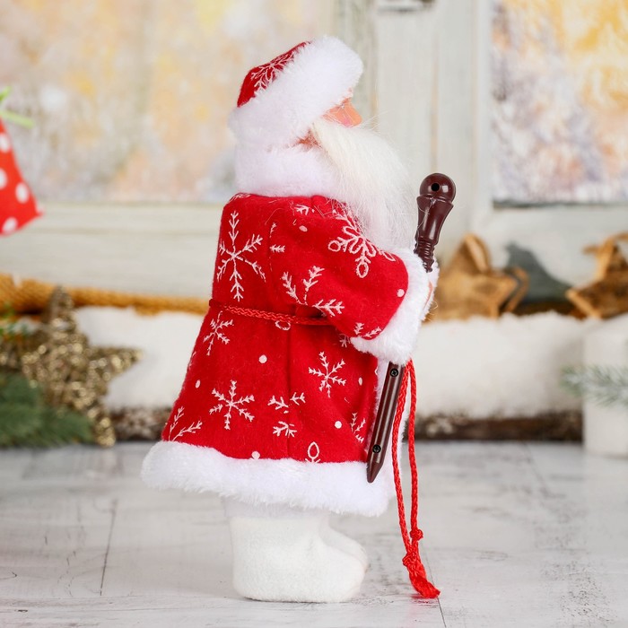 Дед Мороз, в красной шубе и валенках, с посохом, без музыки, двигается 