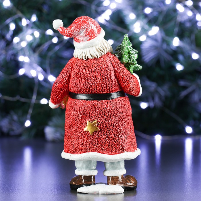 Фигура "Дед Мороз с елкой и подарком" в красном 11х10х21см 