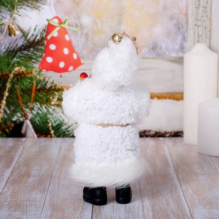 Дед Мороз в белой шубке с хворостом 17 см 