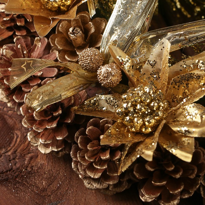 Венок новогодний d-29 см "Шишки" золотые цветы и ленты 