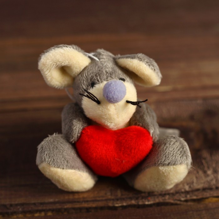Мягкая игрушка-подвеска "Мышка с красным сердцем" цвета МИКС 