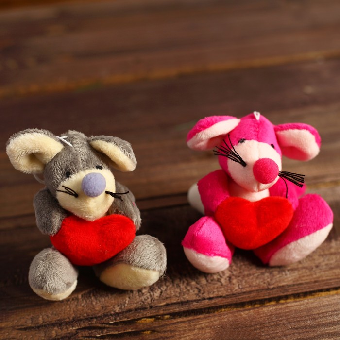 Мягкая игрушка-подвеска "Мышка с красным сердцем" цвета МИКС 