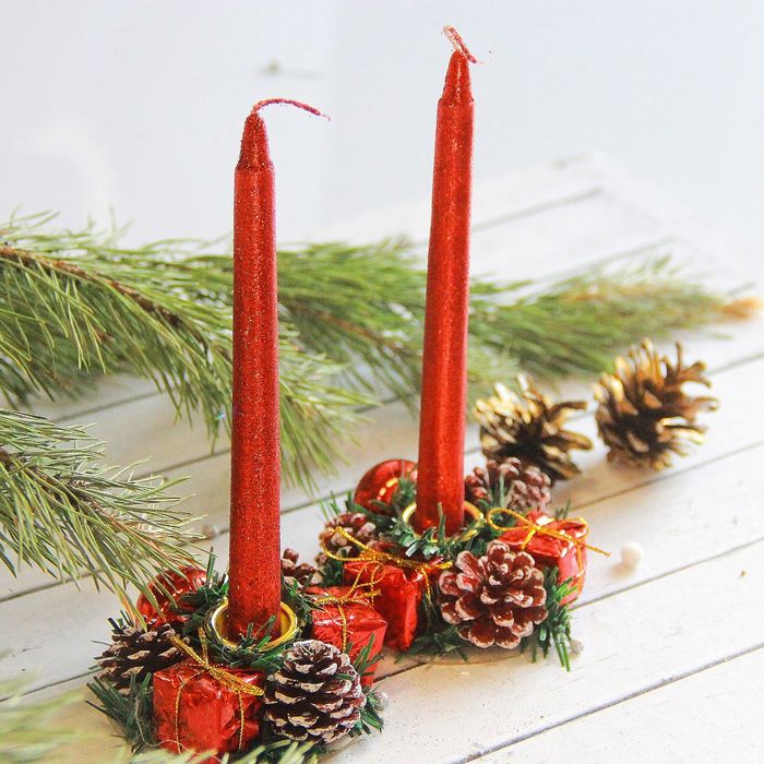 Набор свечей с подсвечником "Красные шишки и подарки" (набор 4 шт) 4*13*17 см 