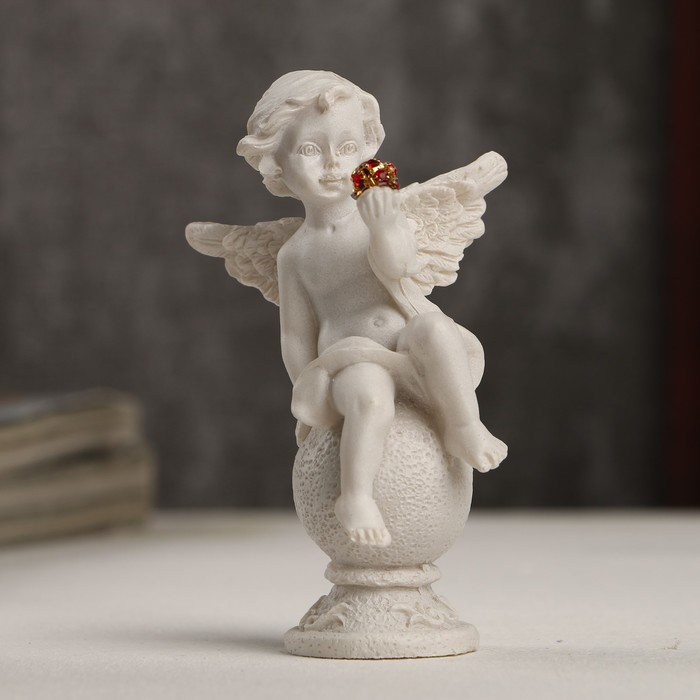 Сувенир полистоун "Белоснежный ангел на шаре с красным кристаллом" 8,2х4,7х3,4 см 