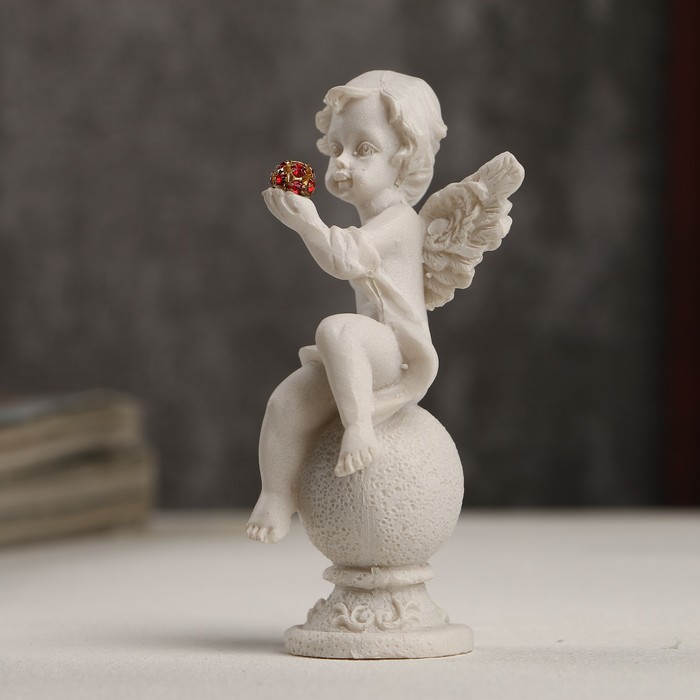 Сувенир полистоун "Белоснежный ангел на шаре с красным кристаллом" 8,2х4,7х3,4 см 