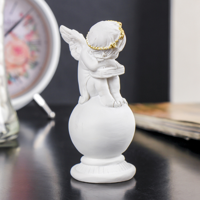 Сувенир полистоун "Белый ангел с золотым ободком на шаре" МИКС 10х5х4 см 