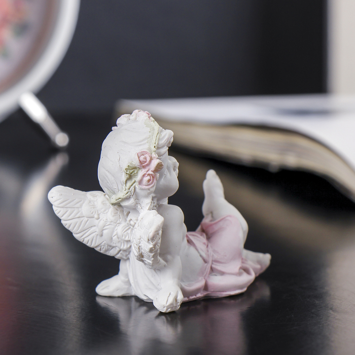 Сувенир полистоун "Белый ангел в розовом веночке, цветном платье лежит" МИКС 5х4х5,5 см 