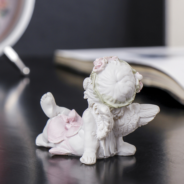 Сувенир полистоун "Белый ангел в розовом веночке, цветном платье лежит" МИКС 5х4х5,5 см 