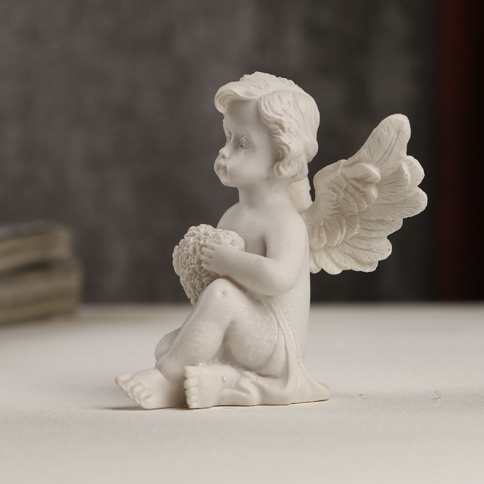 Сувенир полистоун "Белоснежный ангел с цветочным сердцем" 7х5,5х5 см 