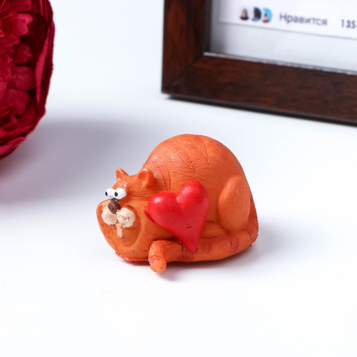 Сувенир на липучке "Котик с сердцем", 3 см 