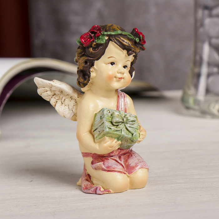 Сувенир полистоун "Ангел в веночке с розами с сердцем/подарком" МИКС 8,5х6х4,5 см 