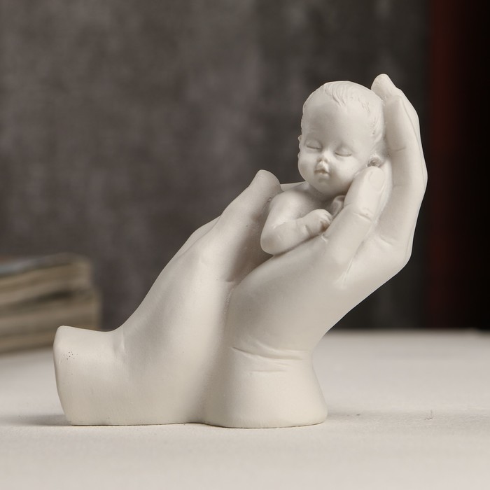 Сувенир полистоун "Малыш спящий в руках" белый 7,5х7,7х5 см 