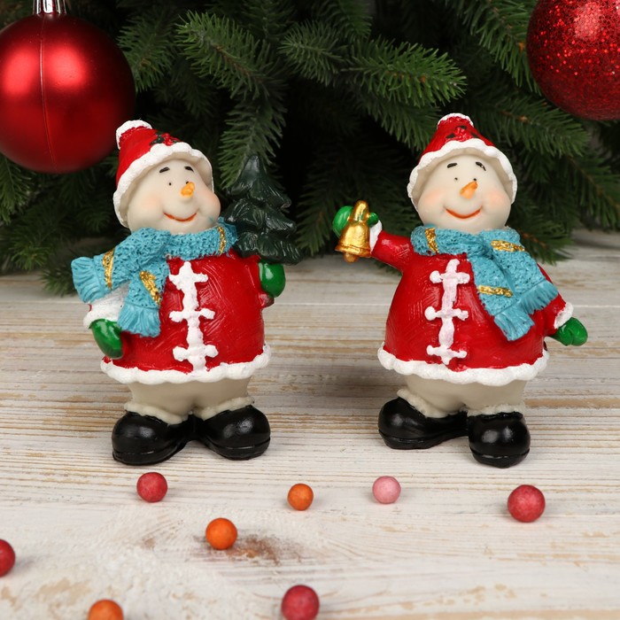 Сувенир полистоун "Снеговик в красном кафтане с шарфиком" МИКС 9х6,5х5 см 