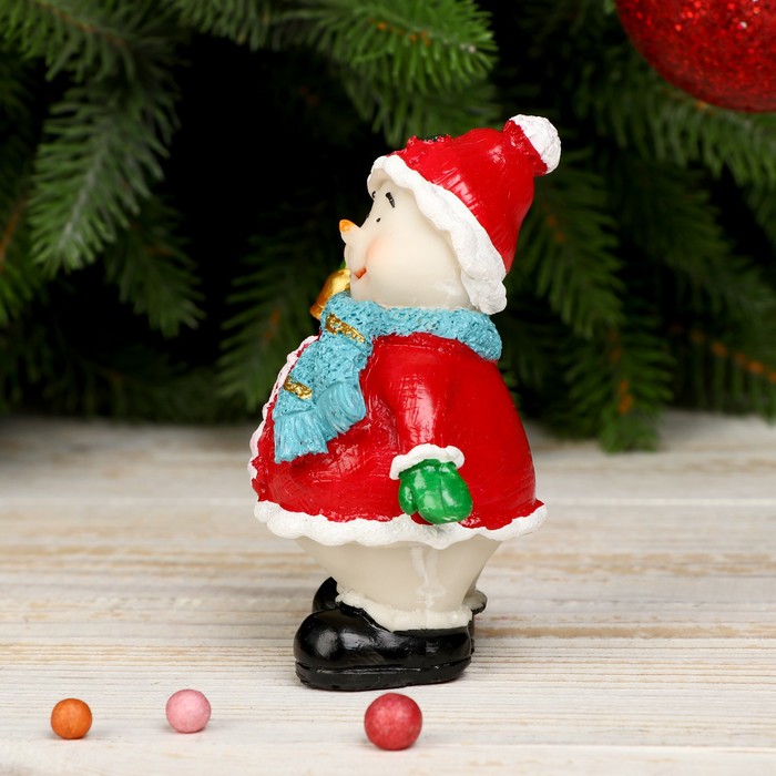 Сувенир полистоун "Снеговик в красном кафтане с шарфиком" МИКС 9х6,5х5 см 
