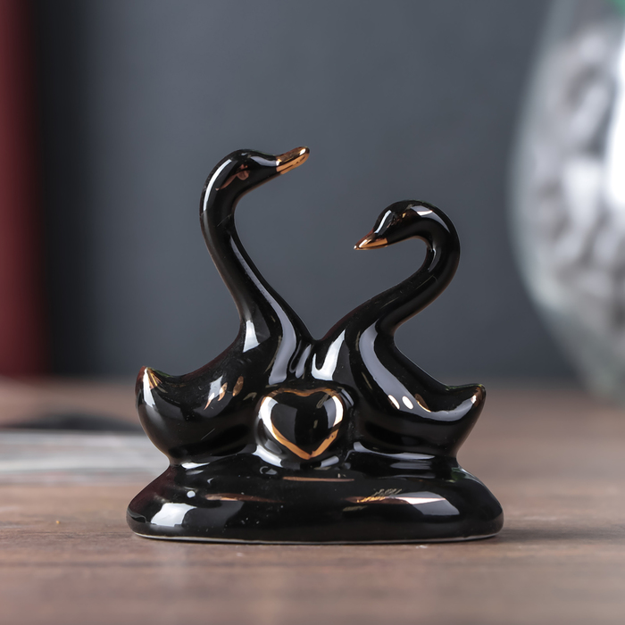 Сувенир керамика "Два лебедя в пруду с сердцем" чёрный с золотом 6х6х4 см 