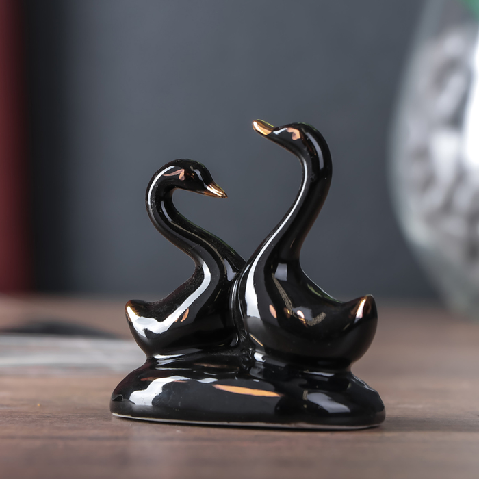Сувенир керамика "Два лебедя в пруду с сердцем" чёрный с золотом 6х6х4 см 