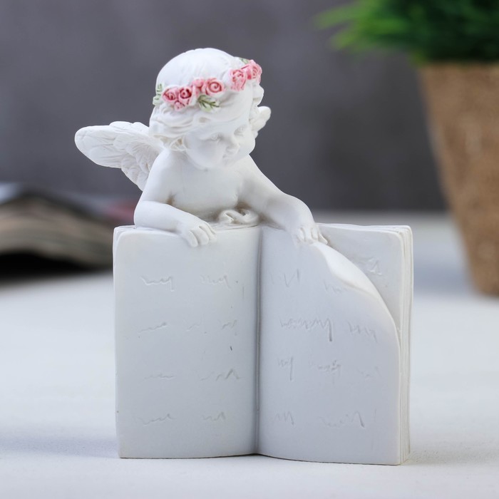 Сувенир полистоун "Белоснежный ангел в розовом веночке с книгой" 9х7,8х5,7 см 
