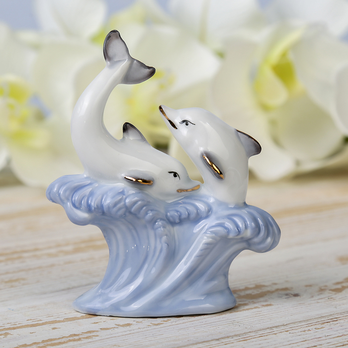 Сувенир "Два дельфина на волнах" белые с голубым 11х9х3,5 см 