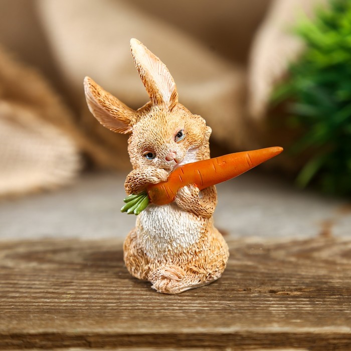 Сувенир полистоун миниатюра "Зайка с морковкой" 6,5х3,5х6 см 