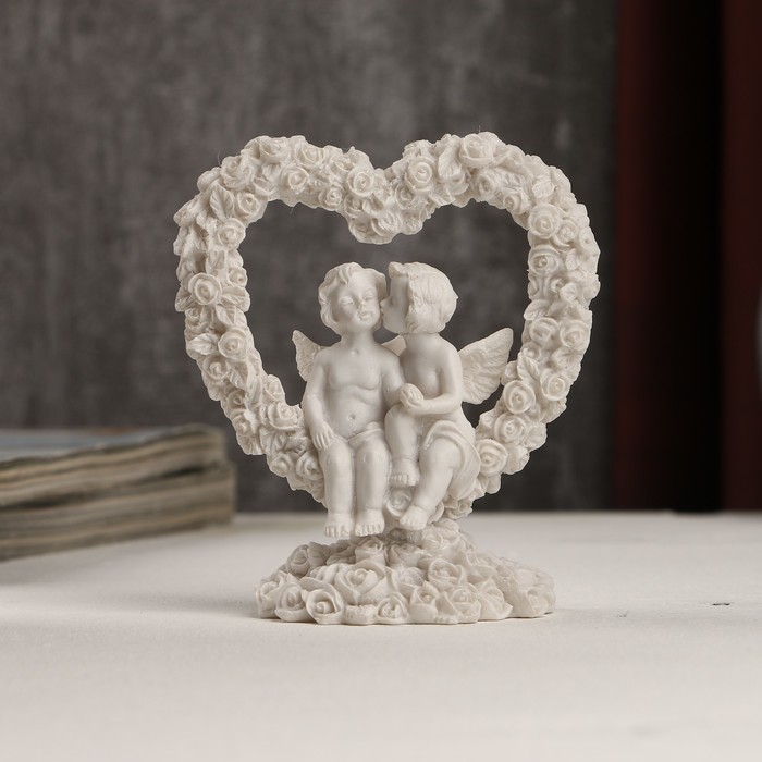 Сувенир полистоун "Белоснежные ангелы в цветочном сердце" 9,3х8,2х4,6 см 