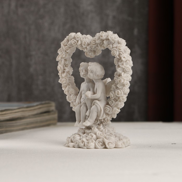 Сувенир полистоун "Белоснежные ангелы в цветочном сердце" 9,3х8,2х4,6 см 