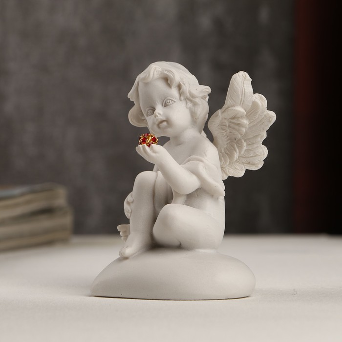 Сувенир полистоун "Белоснежный ангел на сердце с красным шариком" 8х5,5х5,4 см 