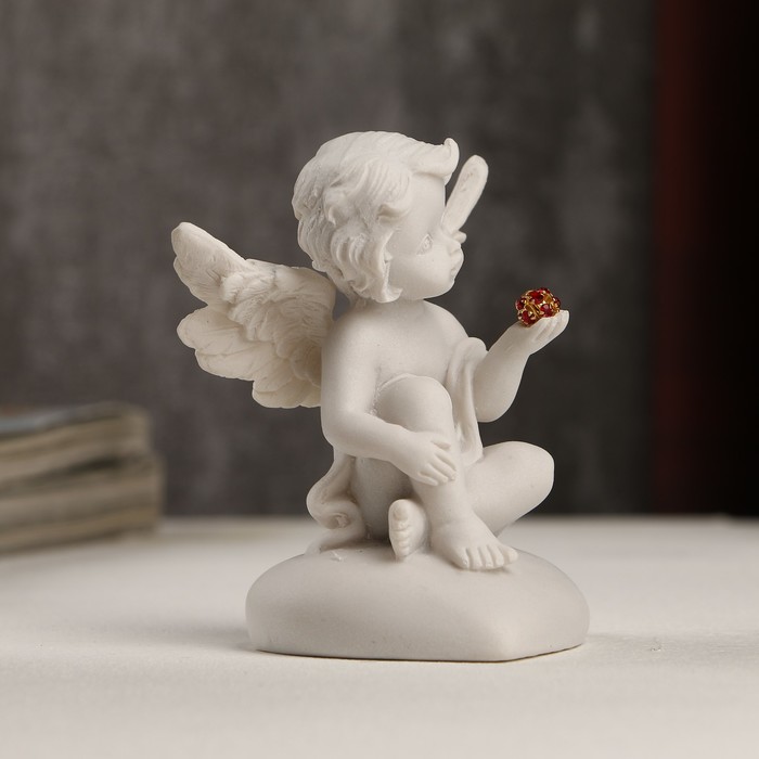 Сувенир полистоун "Белоснежный ангел на сердце с красным шариком" 8х5,5х5,4 см 