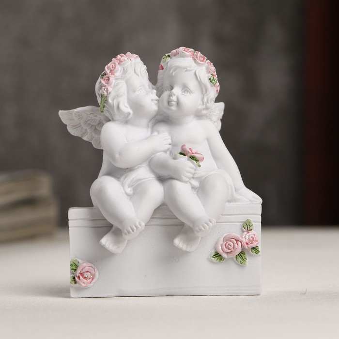 Сувенир полистоун "Белоснежные ангелы в розовых веночках сидят" 7,5х5,5х5 см 